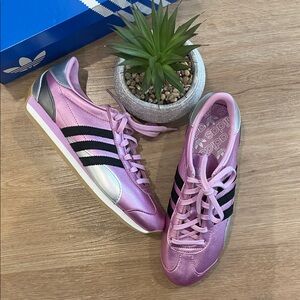 Adidas. Metallic Lilac Country OG